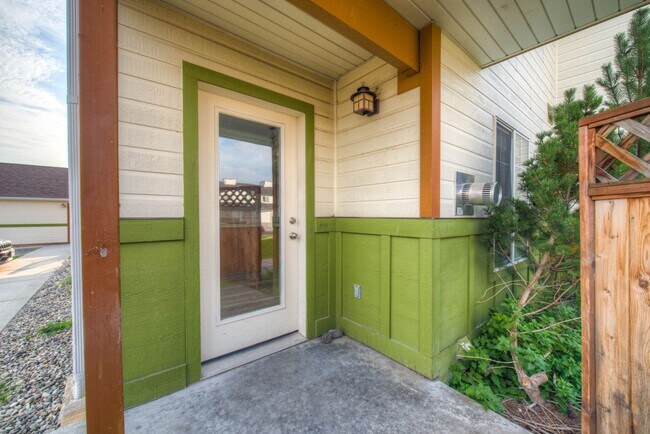Building Photo - 3 Bed 2 Bath Unit Available in Bozeman!