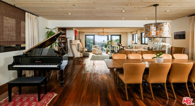 Building Photo - 964 Palisades Beach Rd