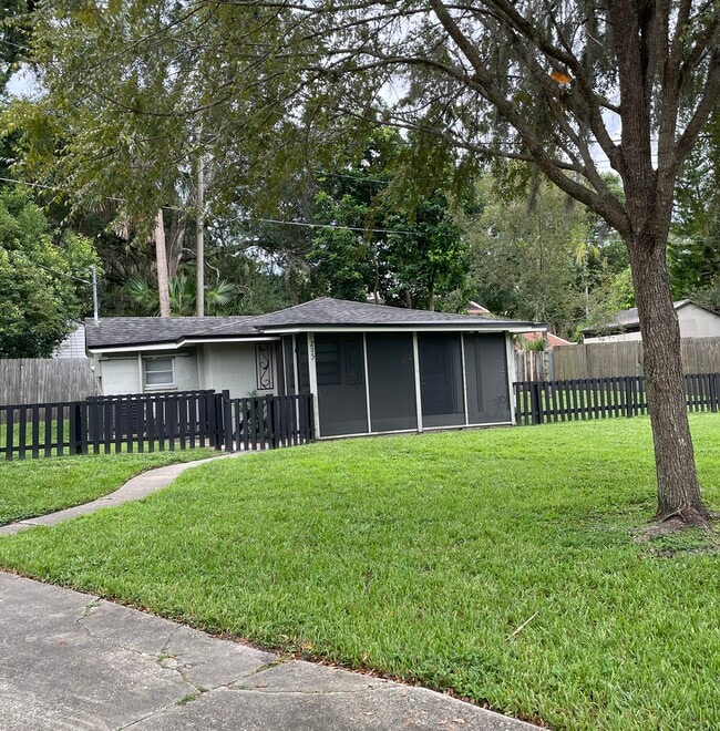 Primary Photo - 215 Adelaide Blvd