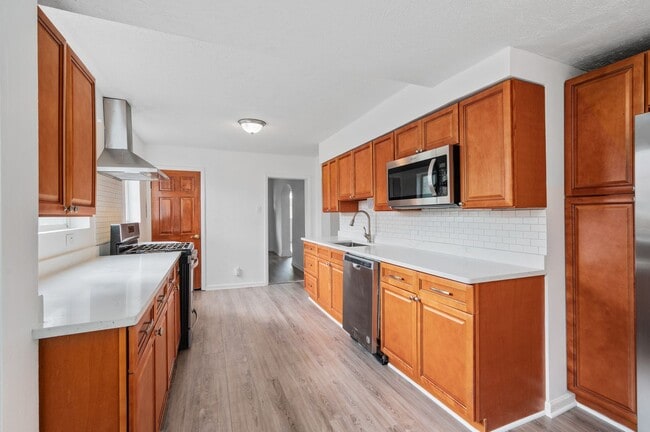 Building Photo - 5 bed 2 bath - Great Brookline location.  ...