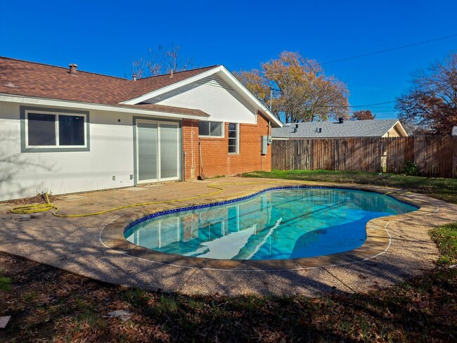 Building Photo - 4 Bed, 3 Full Bath, 2 Car Garage with a Pool