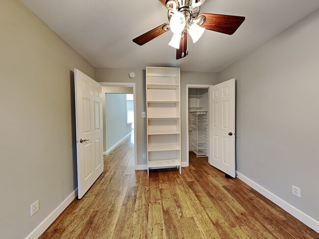 Building Photo - 250 Pinyon Ln