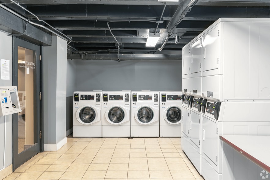 Building Photo - 901 W Argyle St