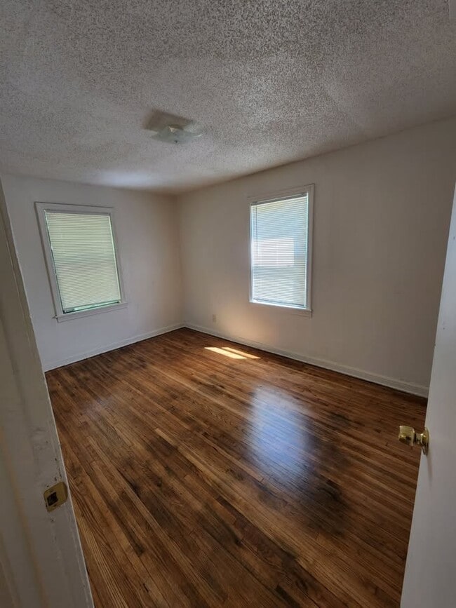 Building Photo - 1213 E Shaw St