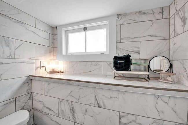 Building Photo - Elegant 1BR Basement Suite in Downtown His...