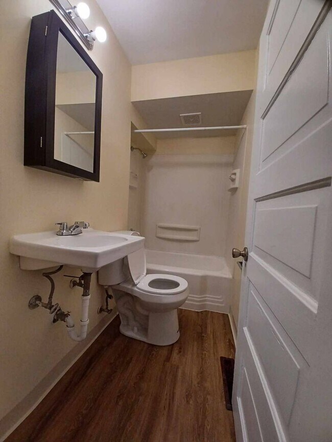 Building Photo - 1118 Revell Ave