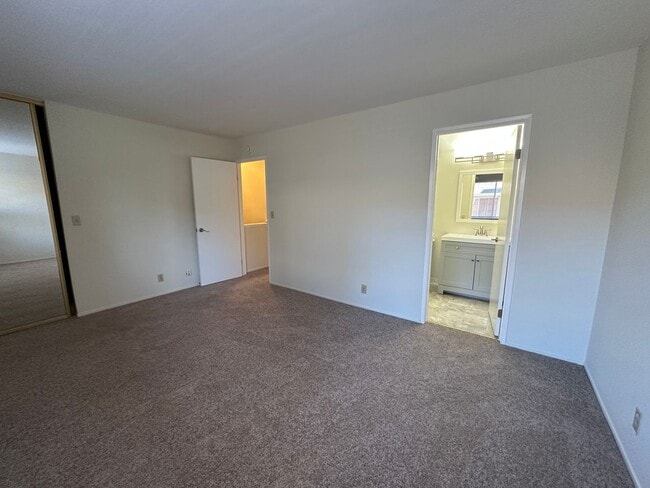 Building Photo - Townhouse 2 bedroom, 2.5 bath, washer/drye...
