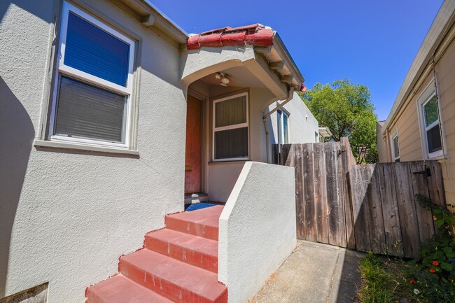 Building Photo - Single Family Home