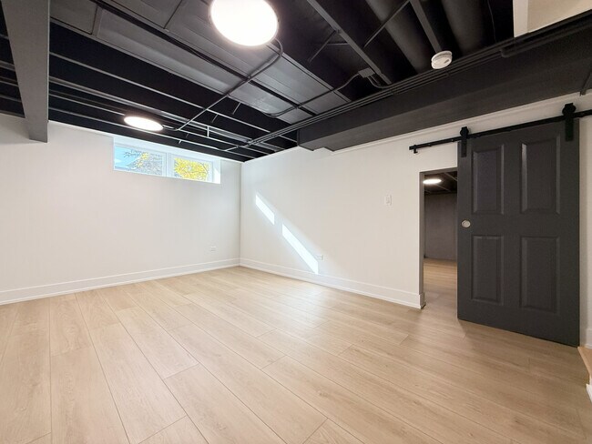 Building Photo - 3103 N Wilshire Ln