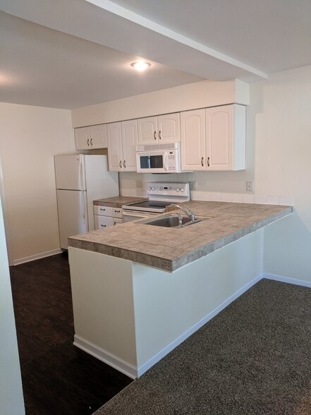 granite counters - 2622 Melrose Ave