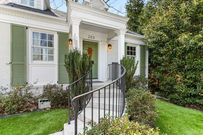 Building Photo - Stunning Irving Park 4 bedroom, 4 bathroom home in Greensboro!