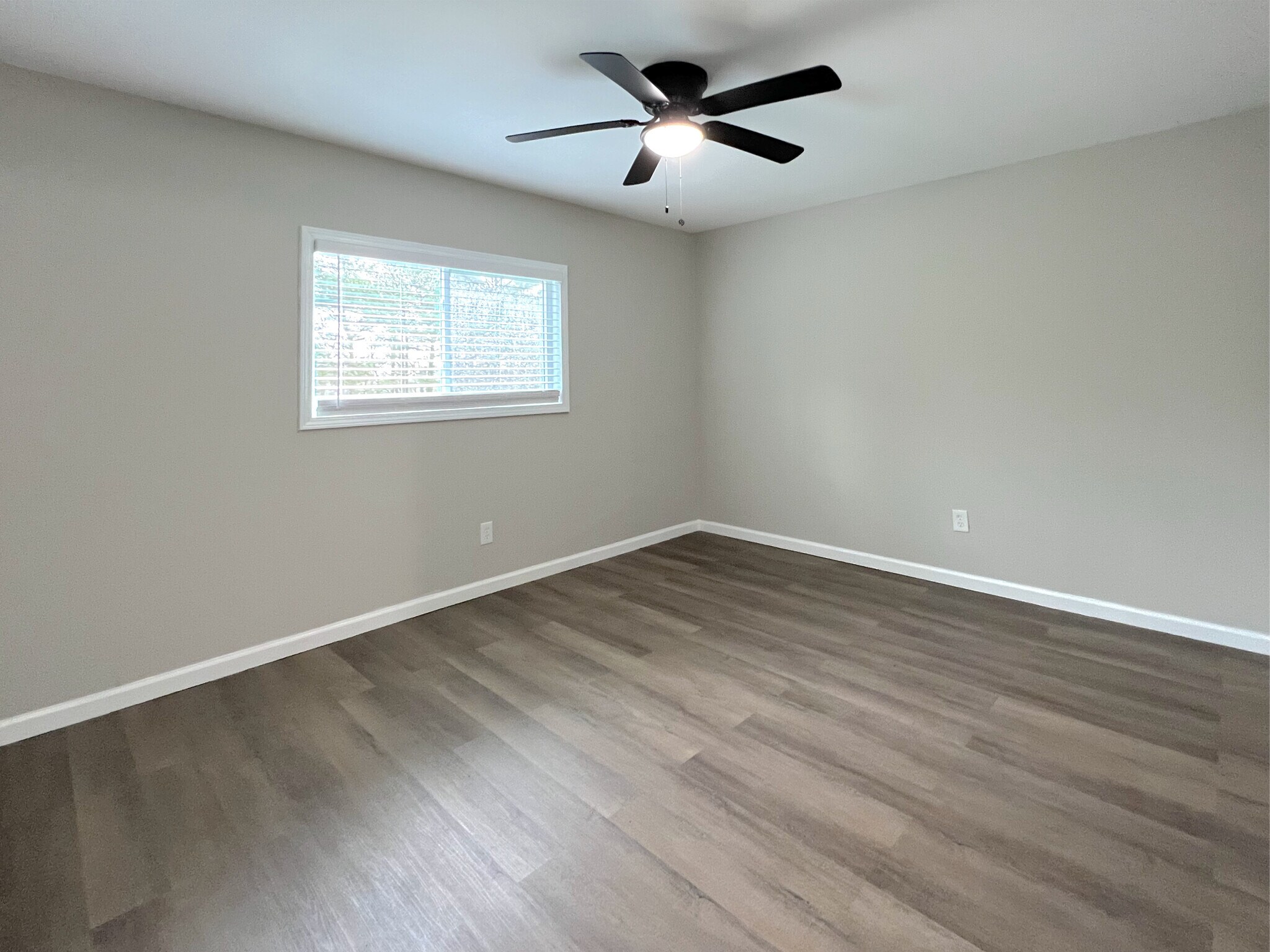 Building Photo - Room in Apartment on Gresham Park Dr