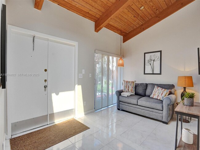 Building Photo - 2667 Parkview Dr S