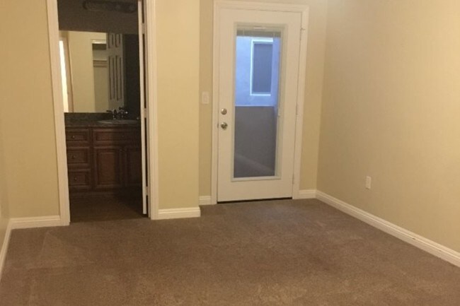 Building Photo - 221 Palm Ave