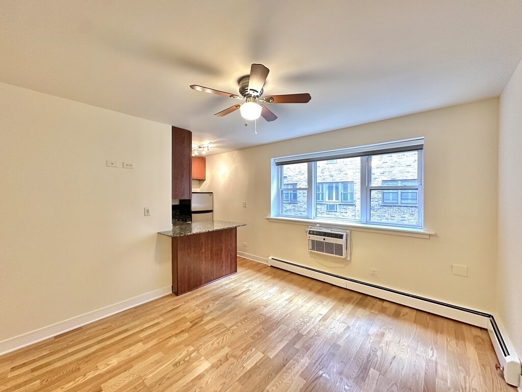 Building Photo - 650 W Wrightwood Ave