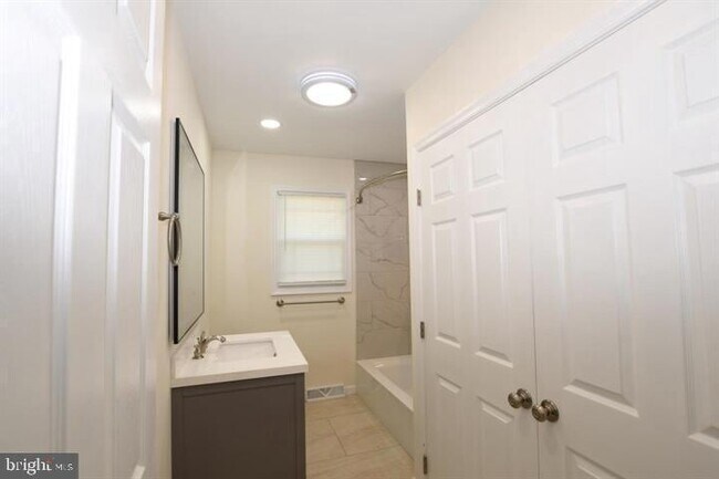 Building Photo - 3 Helen Ave