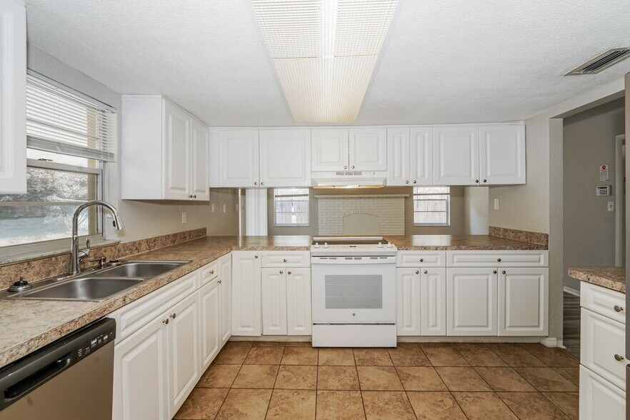 Building Photo - 989 E Normandy Blvd