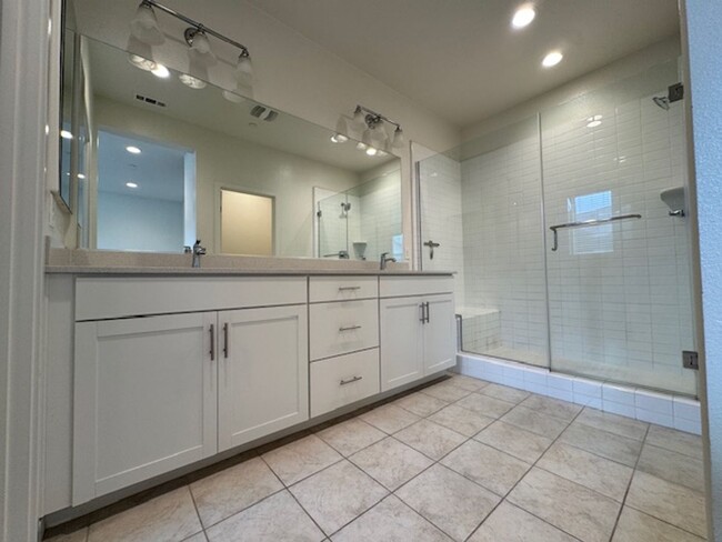 Building Photo - Newer 3 bedroom townhome in Simi Valley