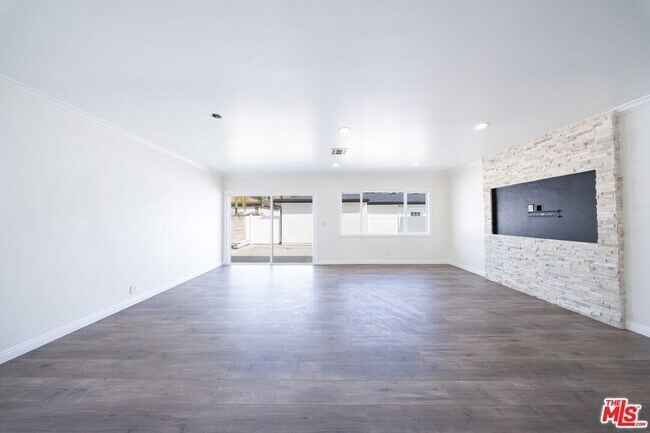 Building Photo - 8432 Glenoaks Blvd