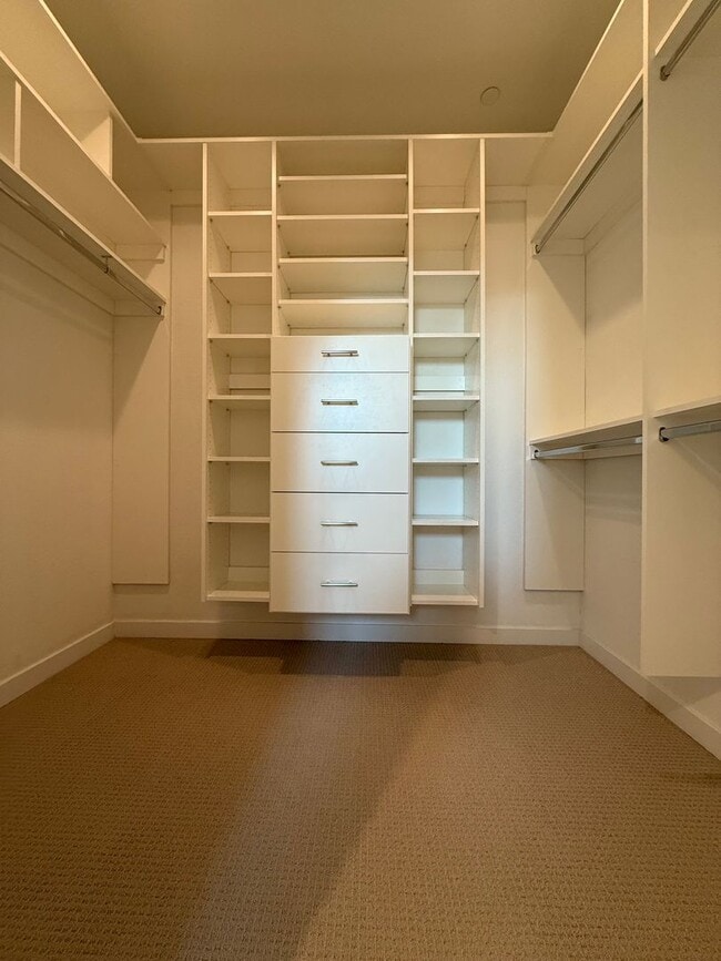 Building Photo - Stunning 3 bedroom and 2.5 bathroom home in McKinley Village!