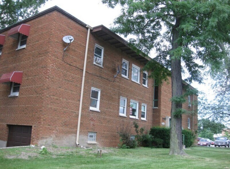 Building Photo - 1050 W Touhy Ave