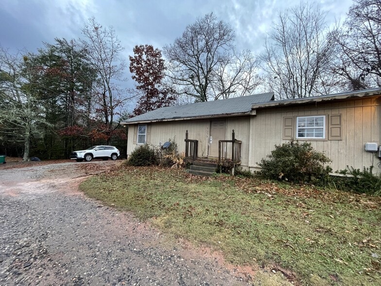 Building Photo - 2525 State Barn Rd