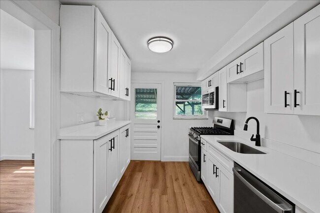 Building Photo - 2182 Pauline Ave