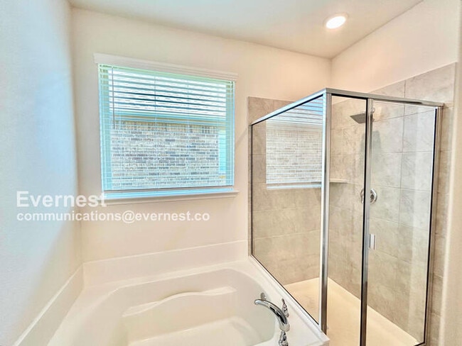 Building Photo - 2462 San Marcos Dr