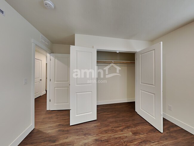 Building Photo - 937 Moorside Ave