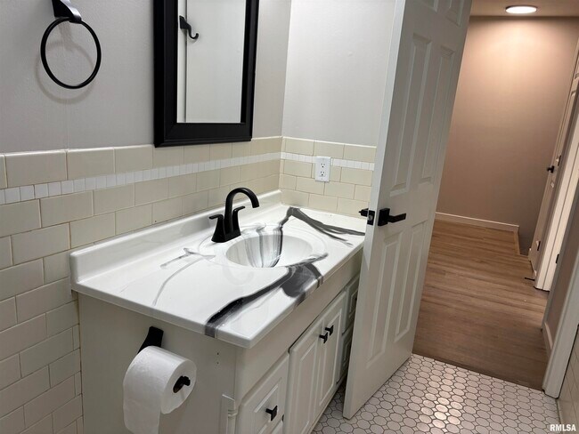 Building Photo - 3326 Jennings Dr