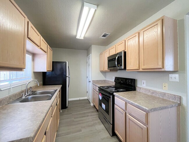 Building Photo - 3307 Southhill Dr