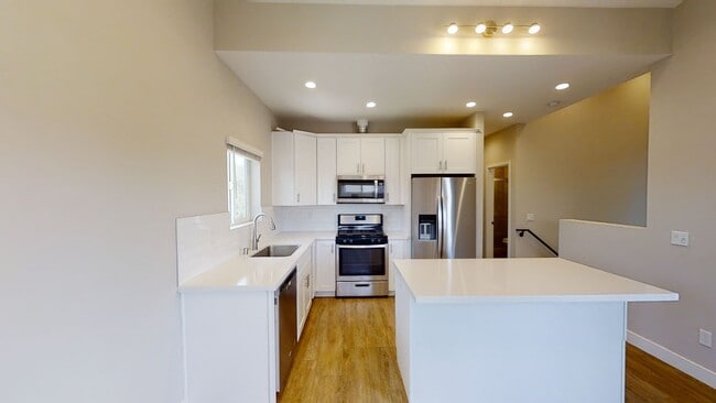 Building Photo - 4BD/2BA w Large Deck!