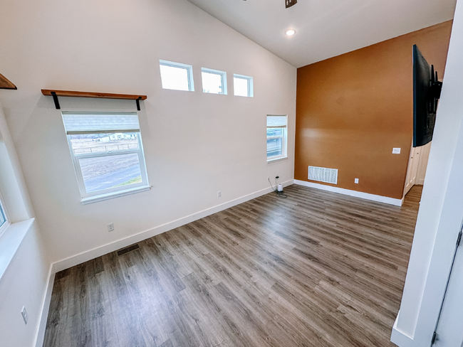 Building Photo - $500 OFF FIRST MONTHS RENT