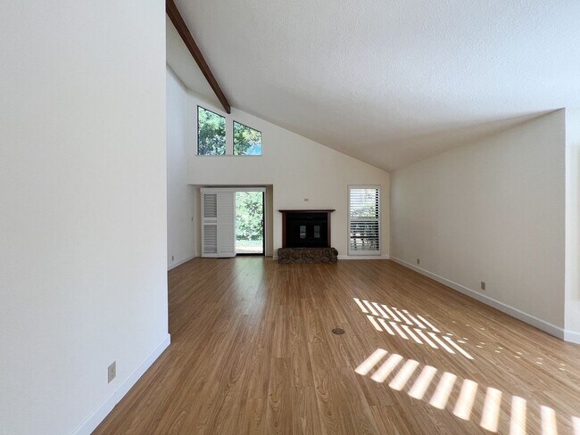 Building Photo - St. Helena – Spacious Two-Bedroom, Two-Bat...