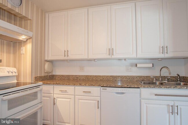 Building Photo - 5931 Peverill Dr