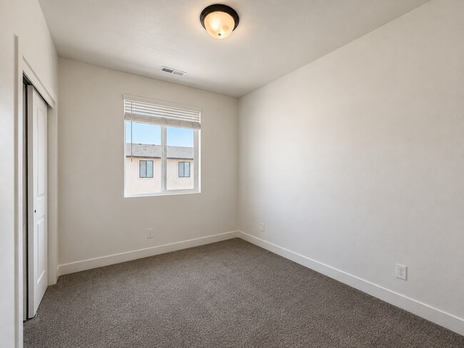 Building Photo - Views - Views - Views!! 4 Bedroom Modern Townhome