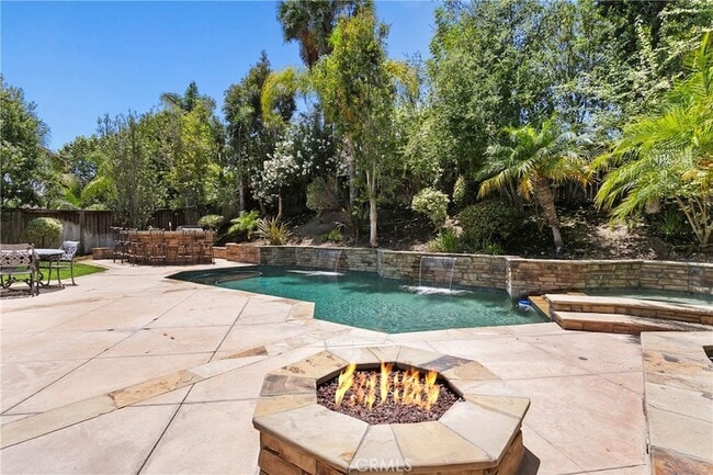 Building Photo - 28501 El Sur