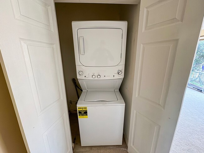 Building Photo - Relaxing 3 Bed 2 Bath Brick Townhome With Fenced Yard In Beautiful Franconia Commons