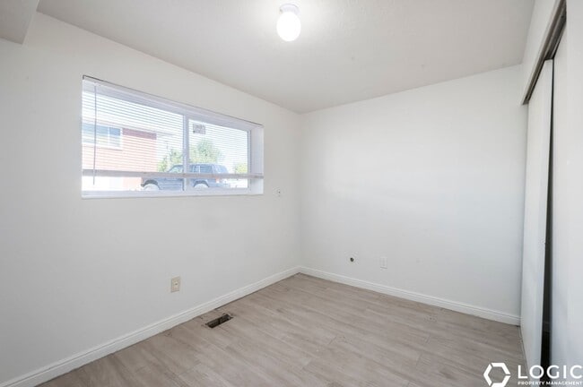 Building Photo - 1600 Ivy Cir