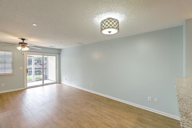 Building Photo - Move in Ready Townhouse in Summer Wood!