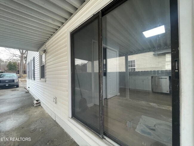 Building Photo - 937 Shamrock Ave