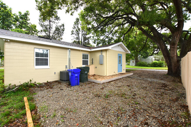 Building Photo - Completely Remodeled 3/2 Central Lakeland