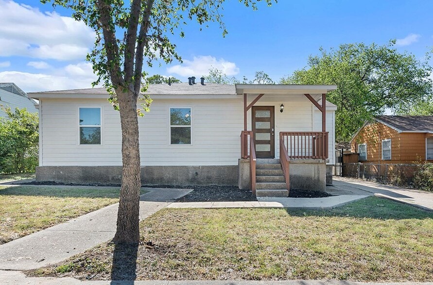 Building Photo - Light & modern Oak Cliff home by Martin Weiss Park