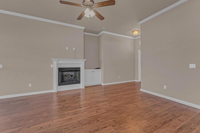 Building Photo - Beautiful 3-Bedroom Home with Open Layout & Fenced Backyard!