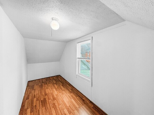 Building Photo - 230 King St