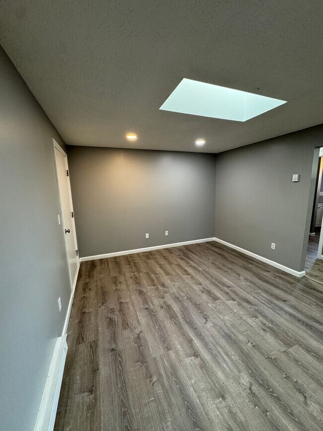 Building Photo - 1036 Chicopee St