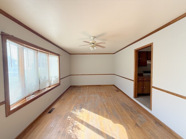 Building Photo - 3811 Lakeview Dr NW