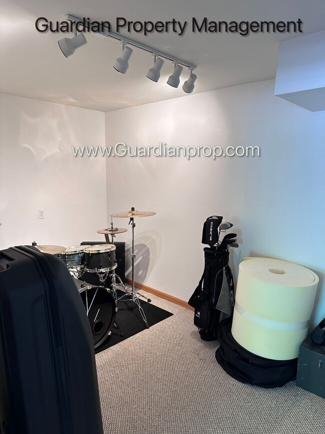 Building Photo - Lakeville 2 Bedroom Town Home, Dishwasher, Fireplace, 2 Car Garage, Garage Bonus Room