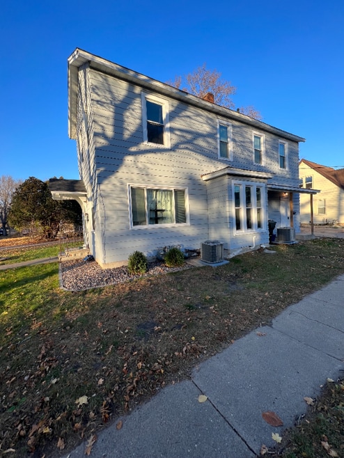 Building Photo - 922 7th St E