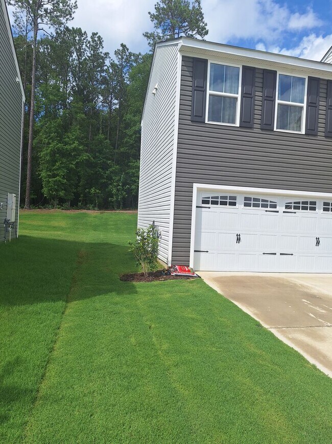 Building Photo - MOVE IN SPECIAL! Outstanding Four Bedroom ...